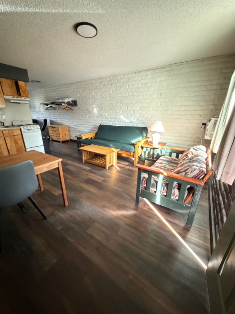 Dolores Apartment: 701 Railroad Avenue