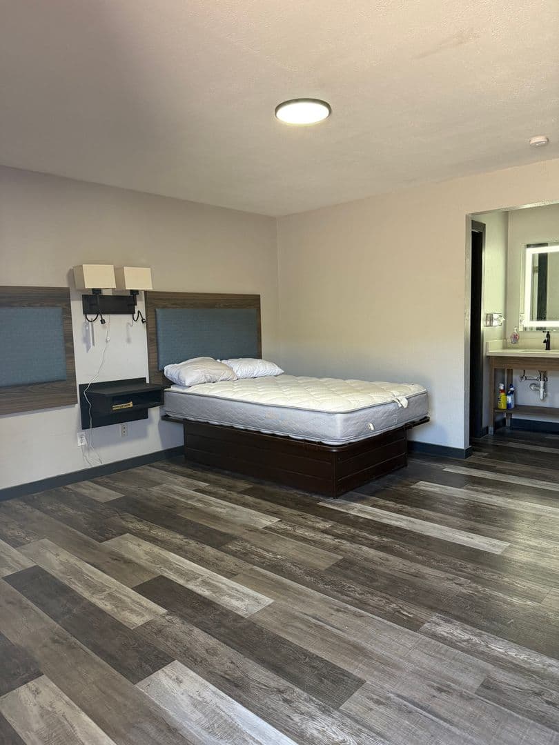 Dolores Apartment: 701 Railroad Avenue