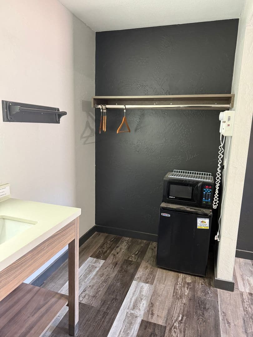 Dolores Apartment: 701 Railroad Avenue