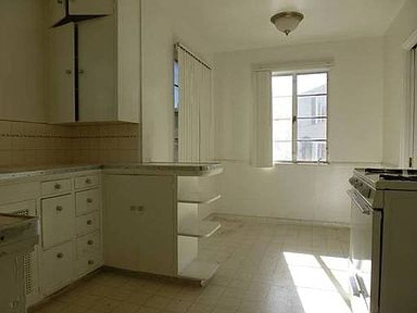 Los Angeles Apartment: 645-649 Midvale Ave.