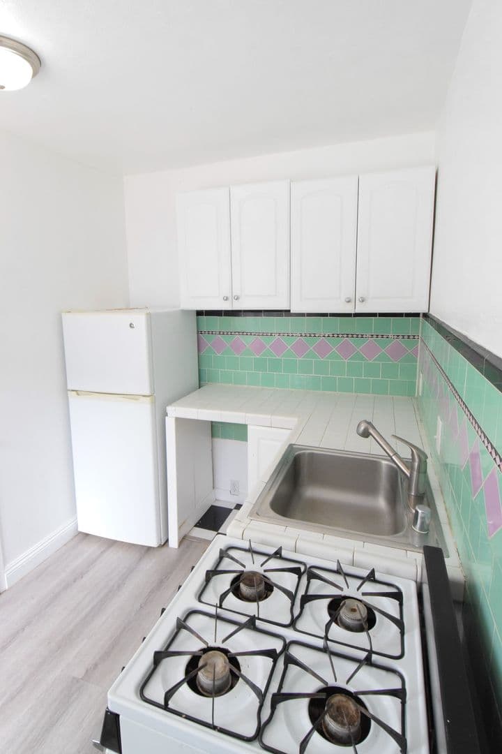 Los Angeles Apartment: 11023 Strathmore Dr