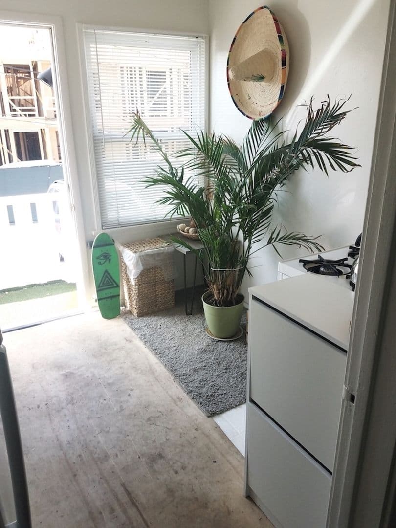 Santa Monica Apartment: 1132-1136 Pico Blvd.