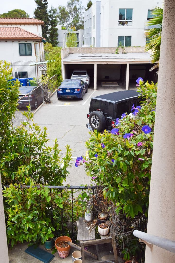 Los Angeles Apartment: 645-649 Midvale Ave.