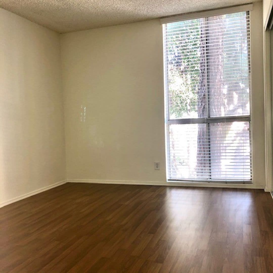 Santa Monica Apartment: 2643 Centinela Ave.