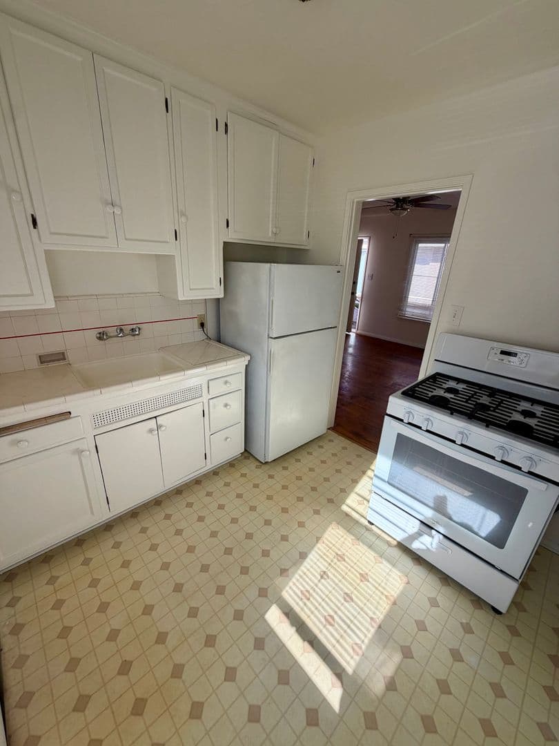 Santa Monica Apartment: 1132-1136 Pico Blvd.