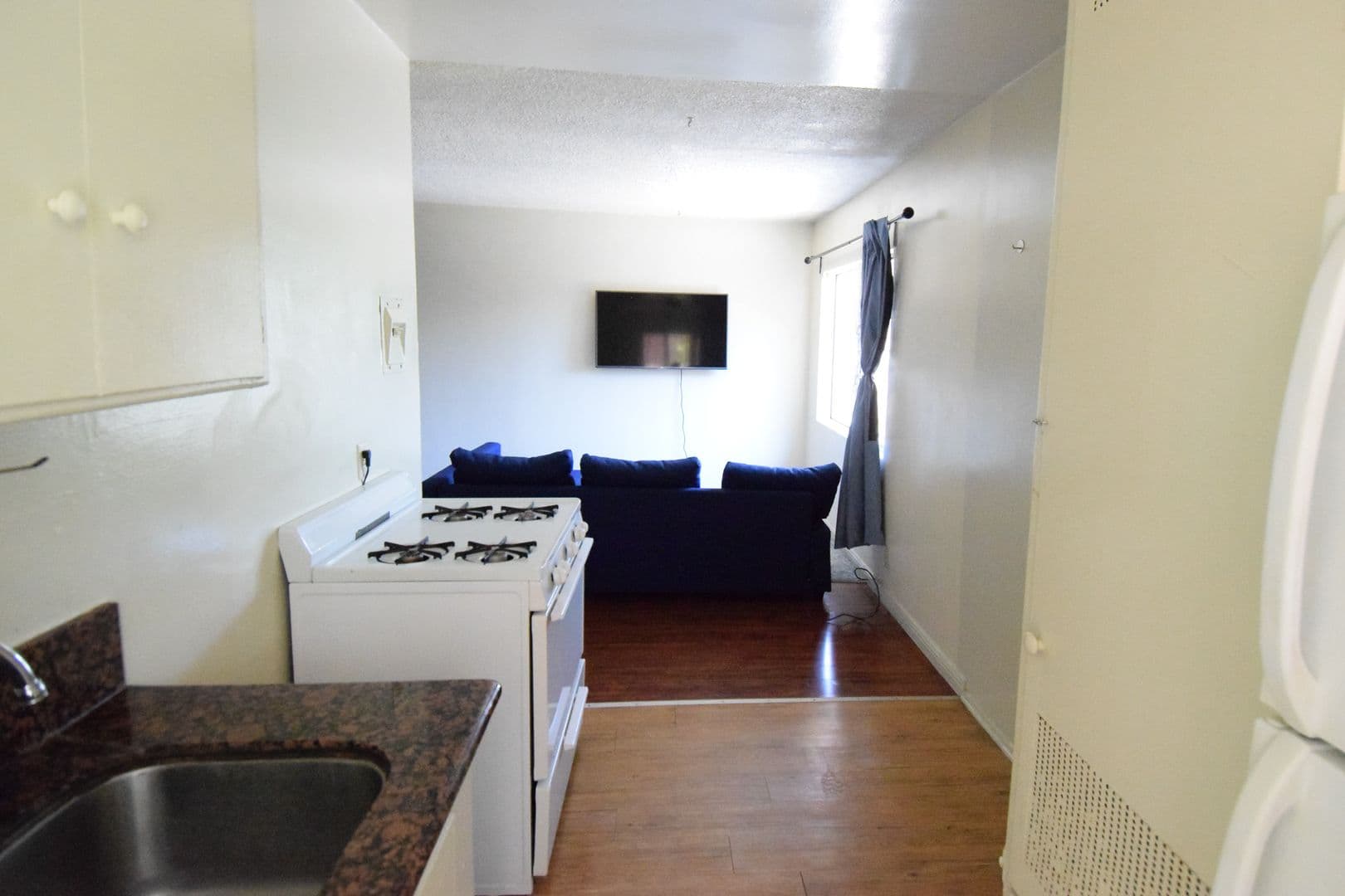 Los Angeles Apartment: 2618 Ellendale Pl.