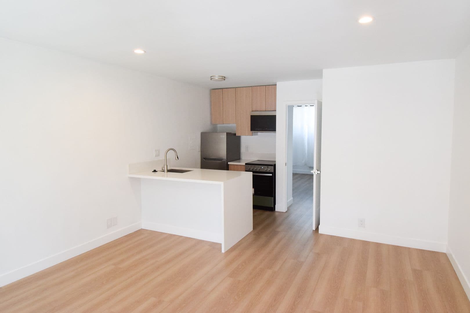 Beverly Hills Apartment: 120 South Canon Dr.