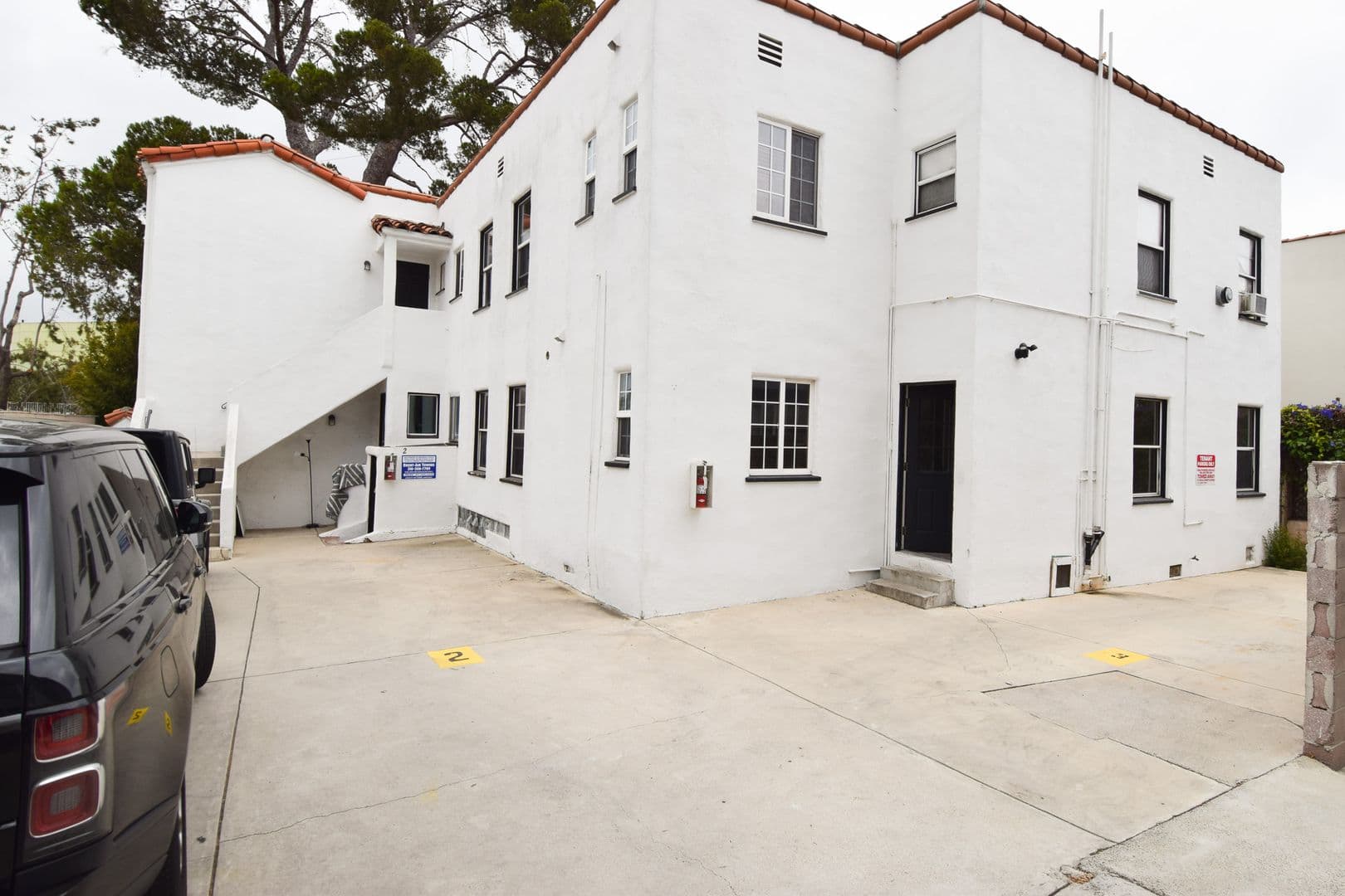 Los Angeles Apartment: 11023 Strathmore Dr