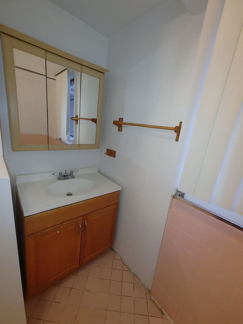 Los Angeles Apartment: 645-649 Midvale Ave.
