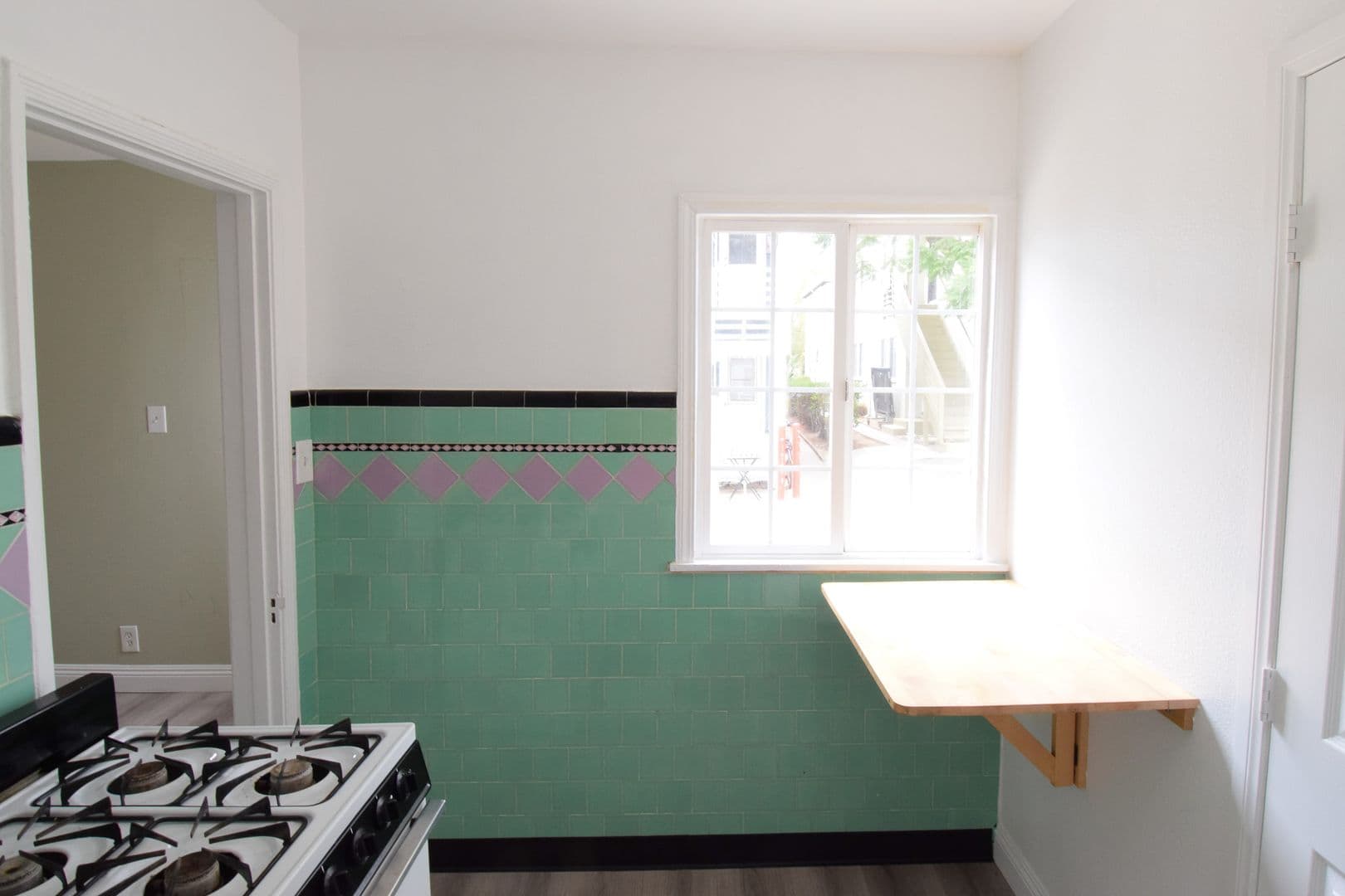 Los Angeles Apartment: 11023 Strathmore Dr