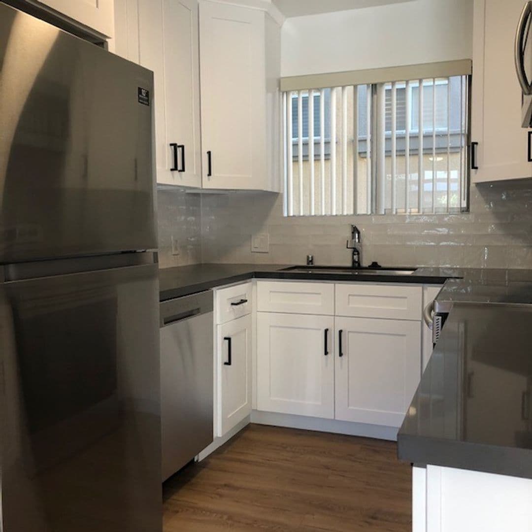 Santa Monica Apartment: 621 San Vicente Blvd