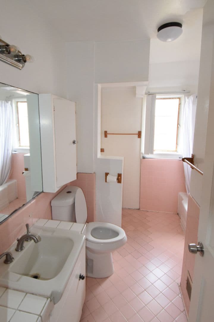 Los Angeles Apartment: 645-649 Midvale Ave.