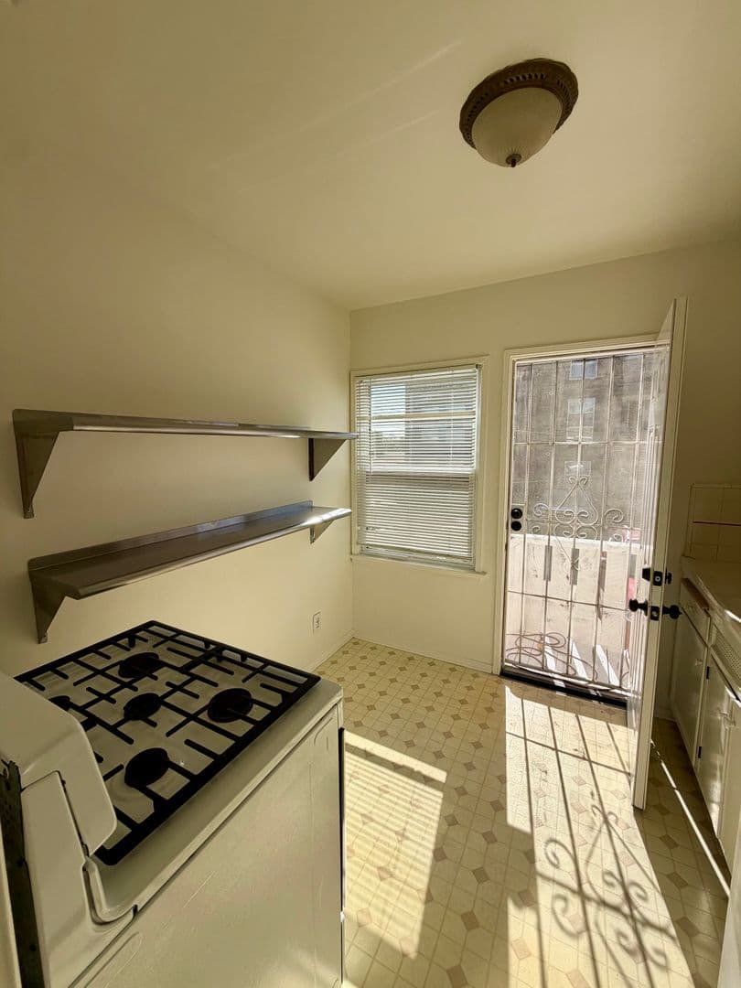 Santa Monica Apartment: 1132-1136 Pico Blvd.