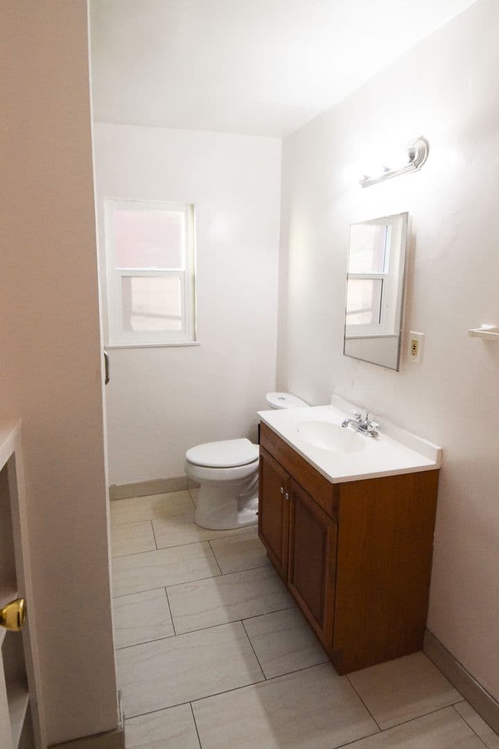 Santa Monica Apartment: 2041 Cloverfield Blvd