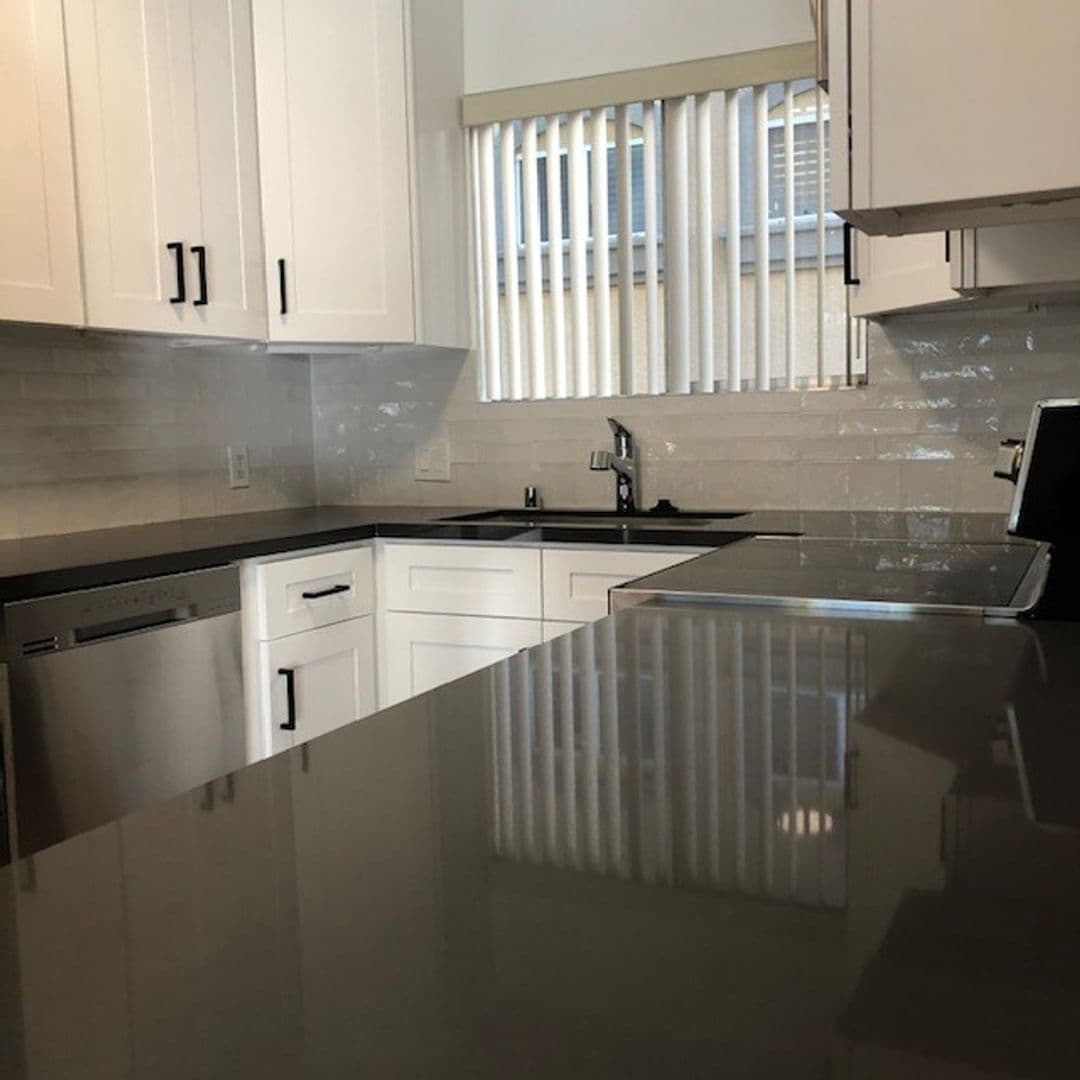 Santa Monica Apartment: 621 San Vicente Blvd