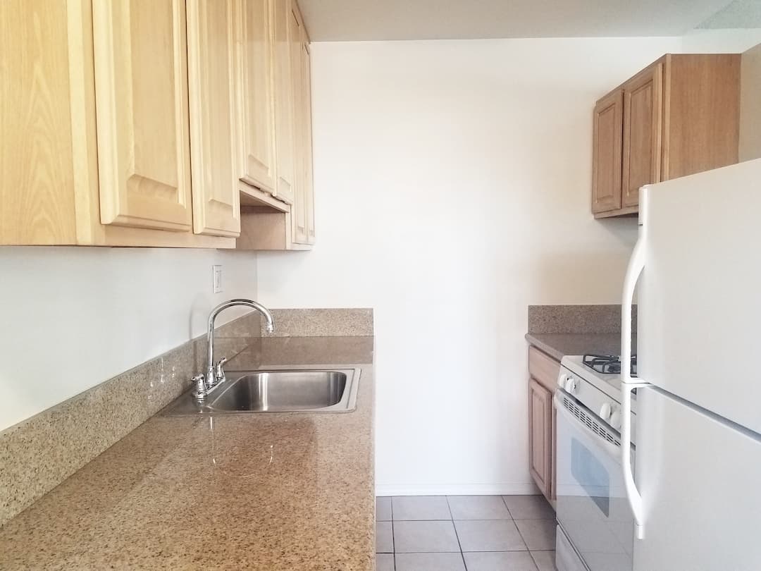 Santa Monica Apartment: 2041 Cloverfield Blvd