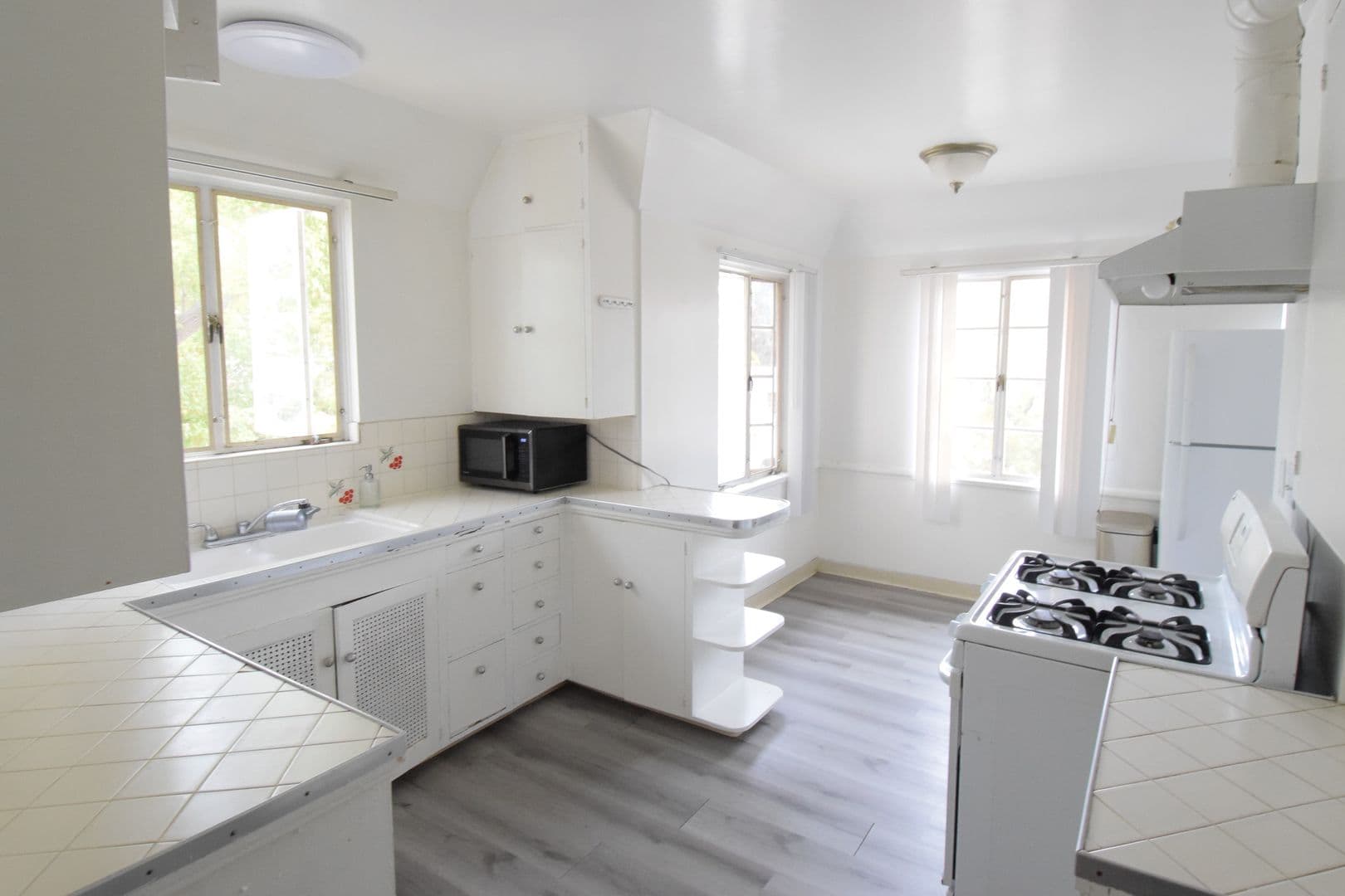 Los Angeles Apartment: 645-649 Midvale Ave.