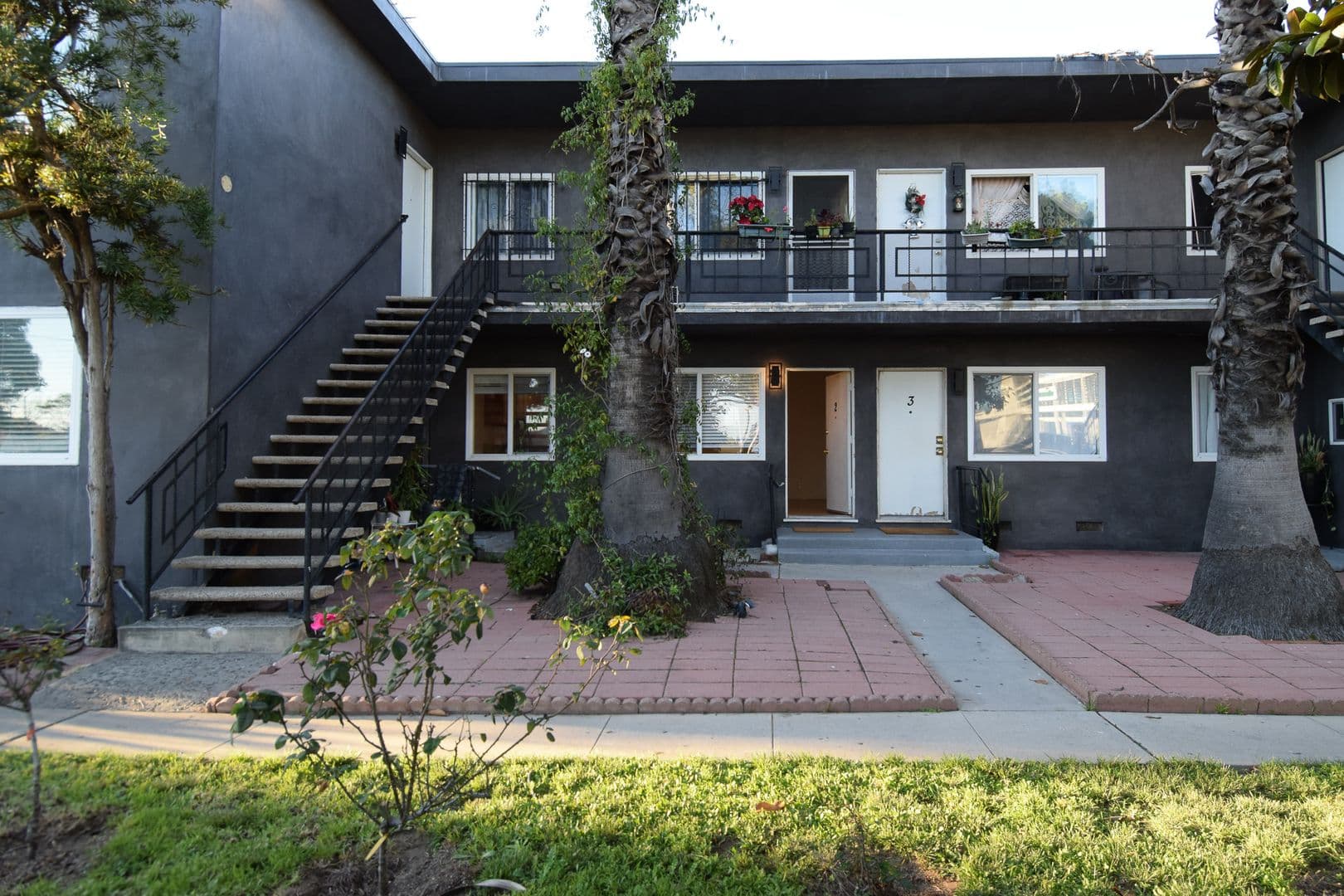 Santa Monica Apartment: 2041 Cloverfield Blvd