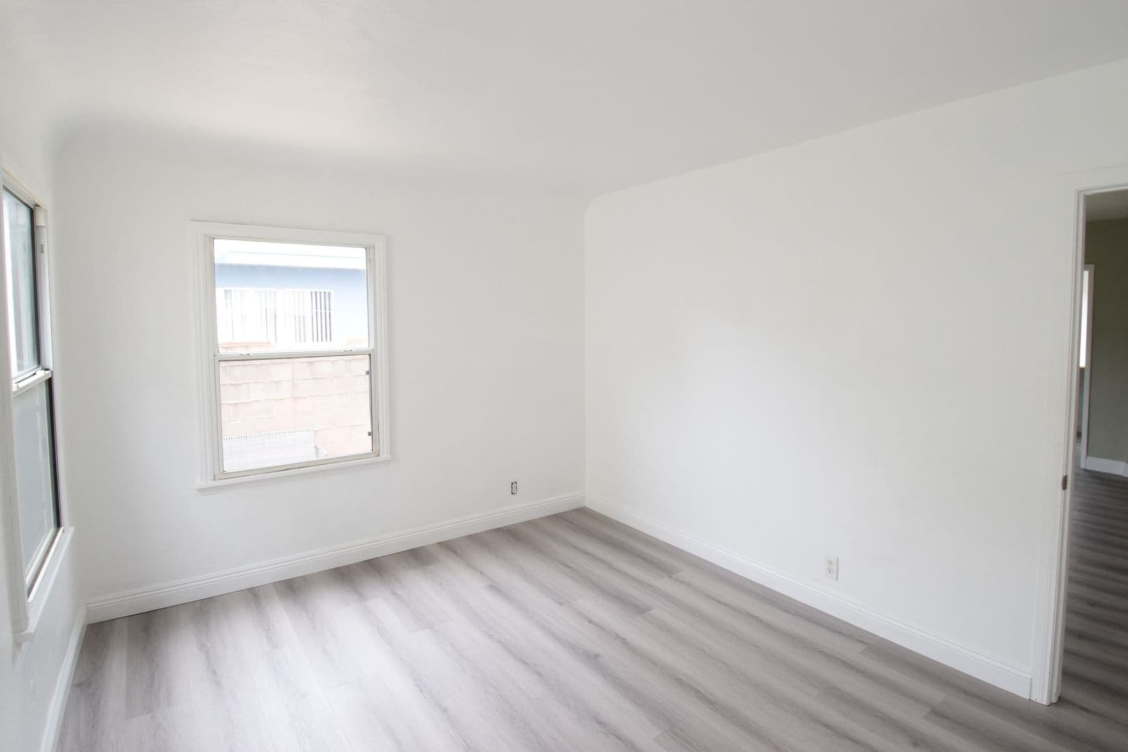 Los Angeles Apartment: 11023 Strathmore Dr