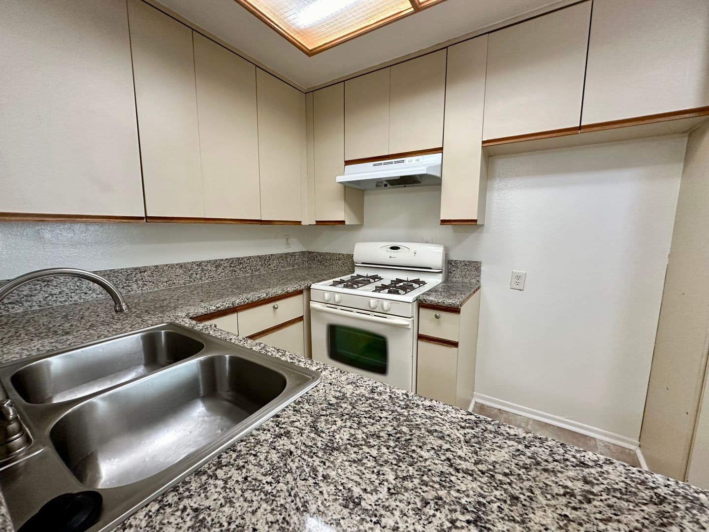 North Hollywood Apartment: 10822 Otsego Street