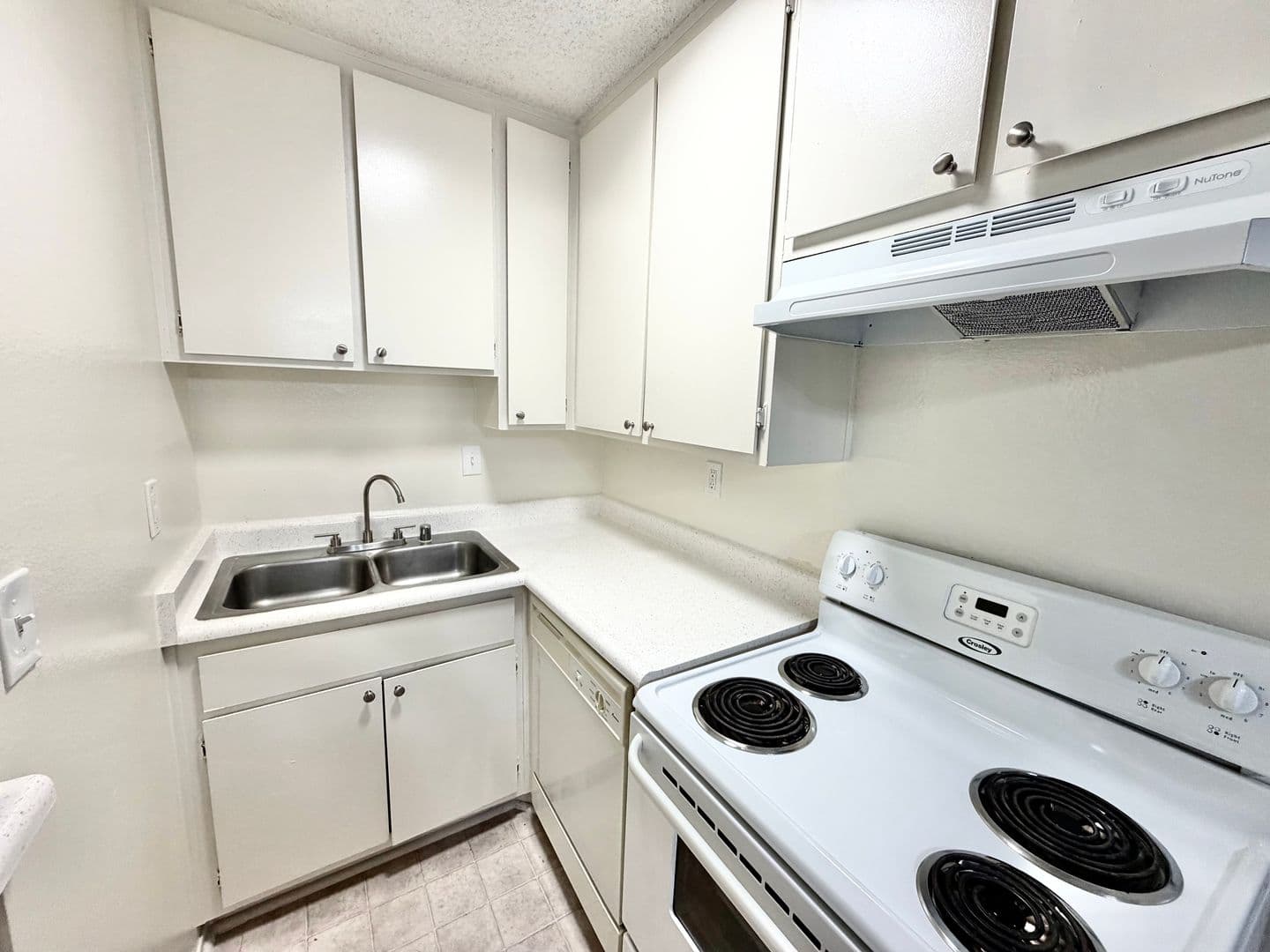 Canoga Park Apartment: 7052 Remmet Ave