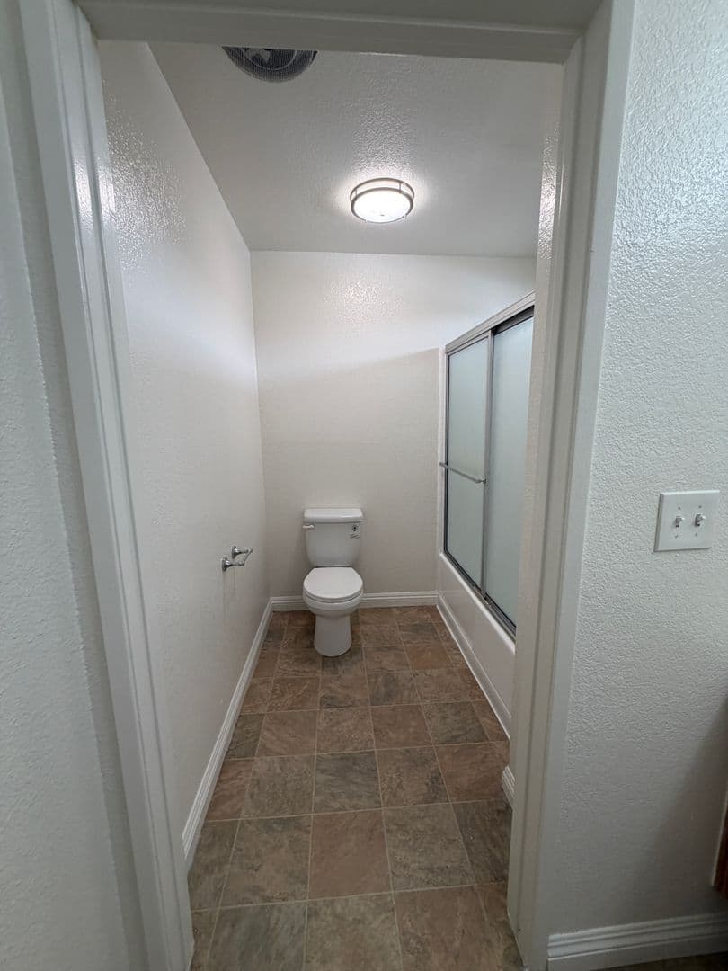 Sherman Oaks Apartment: 5637 Hazeltine Avenue