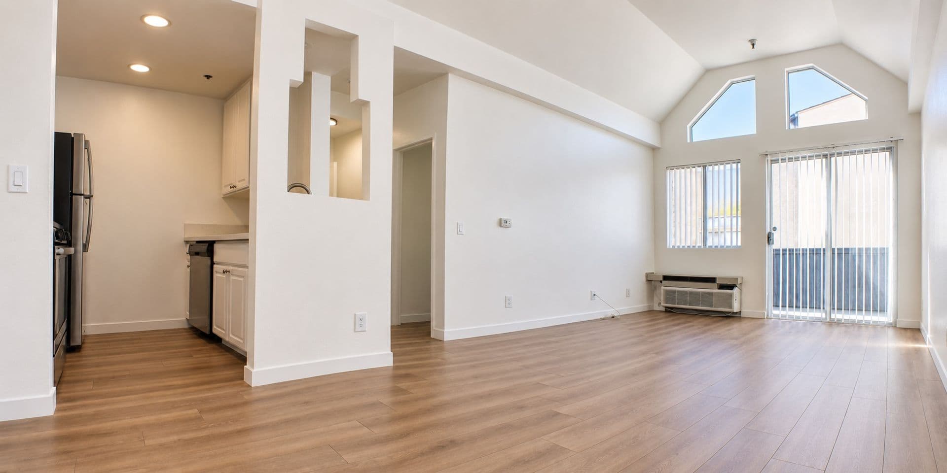 North Hollywood Apartment: 11473 Riverside Drive