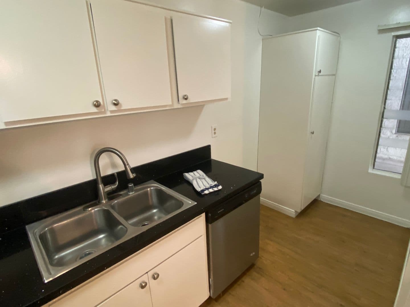 Tarzana Apartment: 18339-18347 Collins St