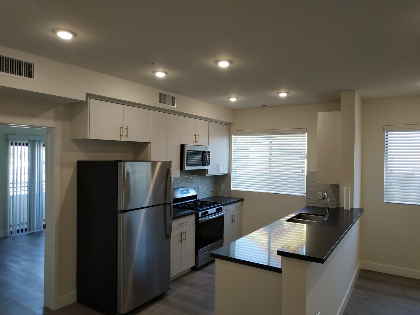 Tarzana Apartment: 18529 Calvert Street