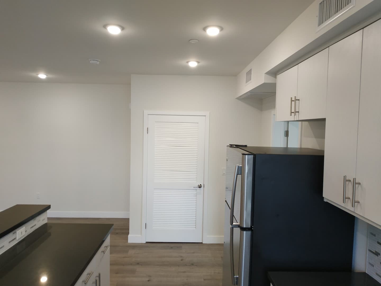 Tarzana Apartment: 18529 Calvert Street