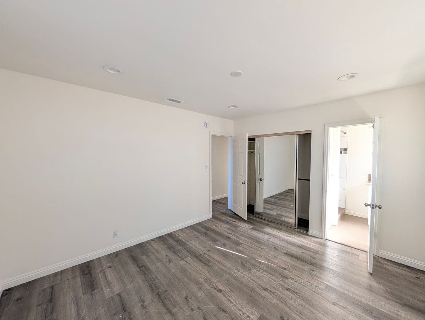 Sherman Oaks Apartment: 13535 Moorpark Street