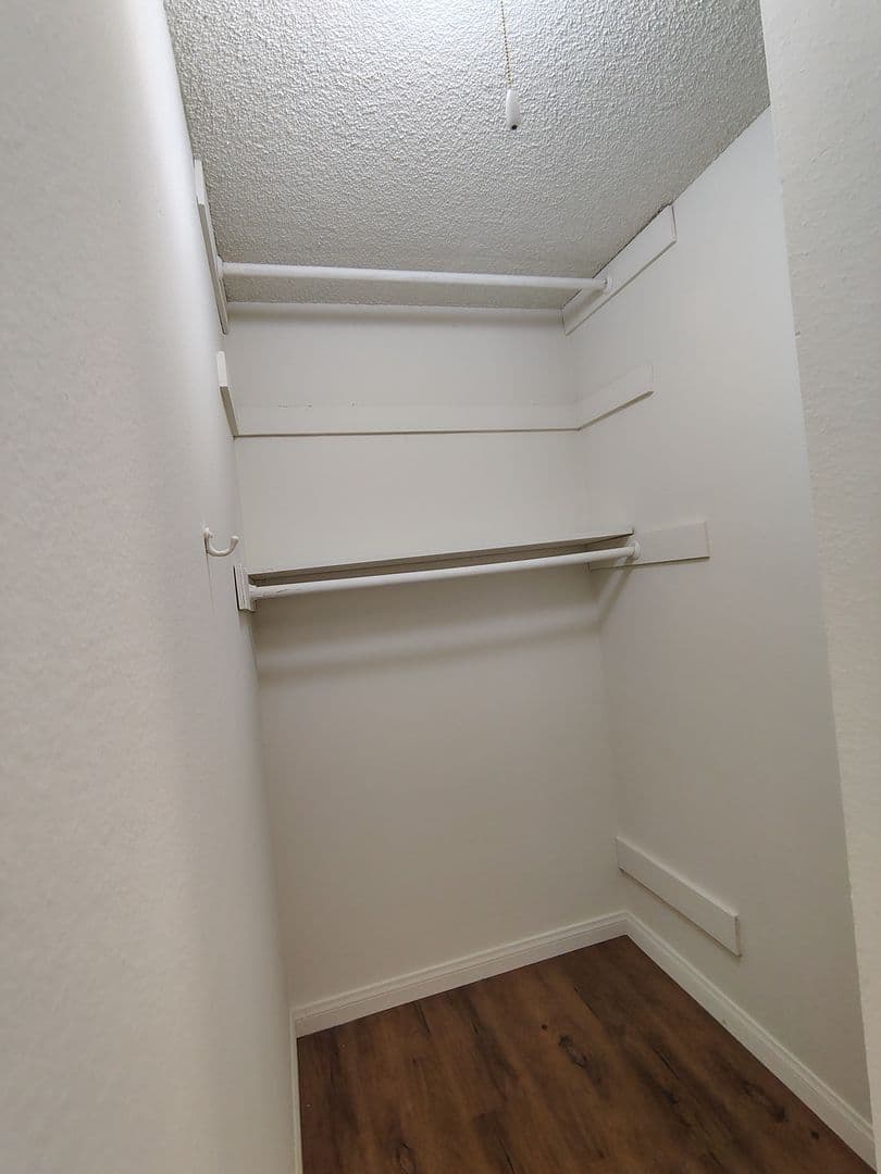 Reseda Apartment: 7521 & 7528 Canby Ave.