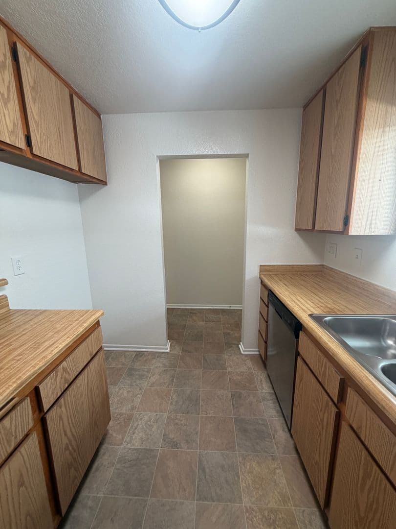 Sherman Oaks Apartment: 5637 Hazeltine Avenue