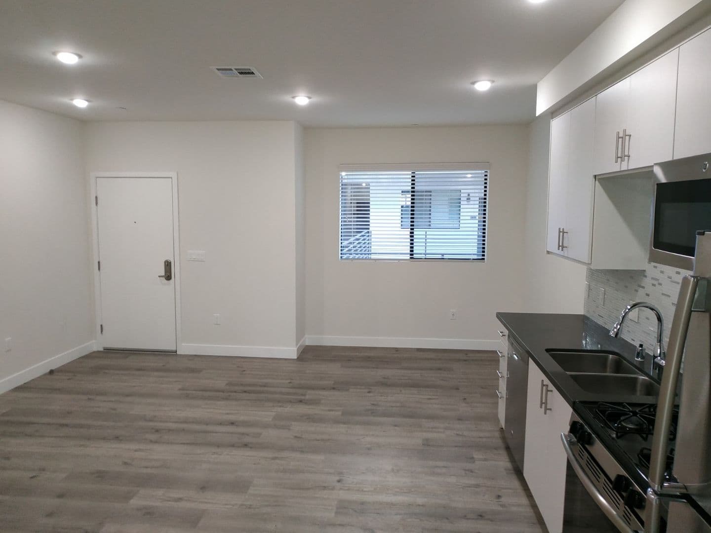 Tarzana Apartment: 18529 Calvert Street