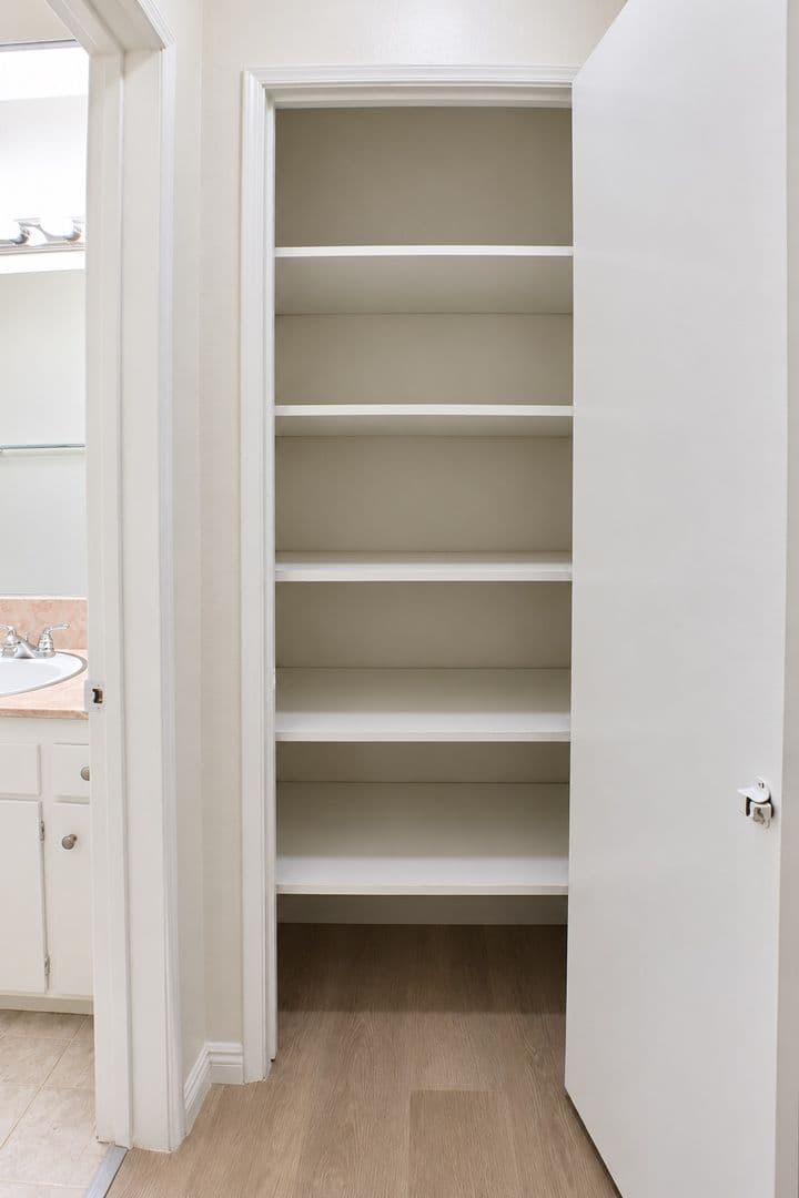 Encino Apartment: 17950 Burbank Blvd
