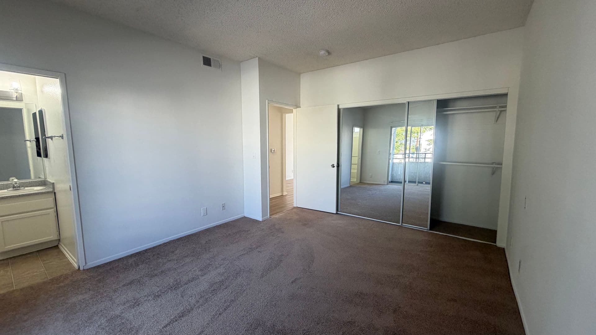 North Hollywood Apartment: 5640 Farmdale Ave