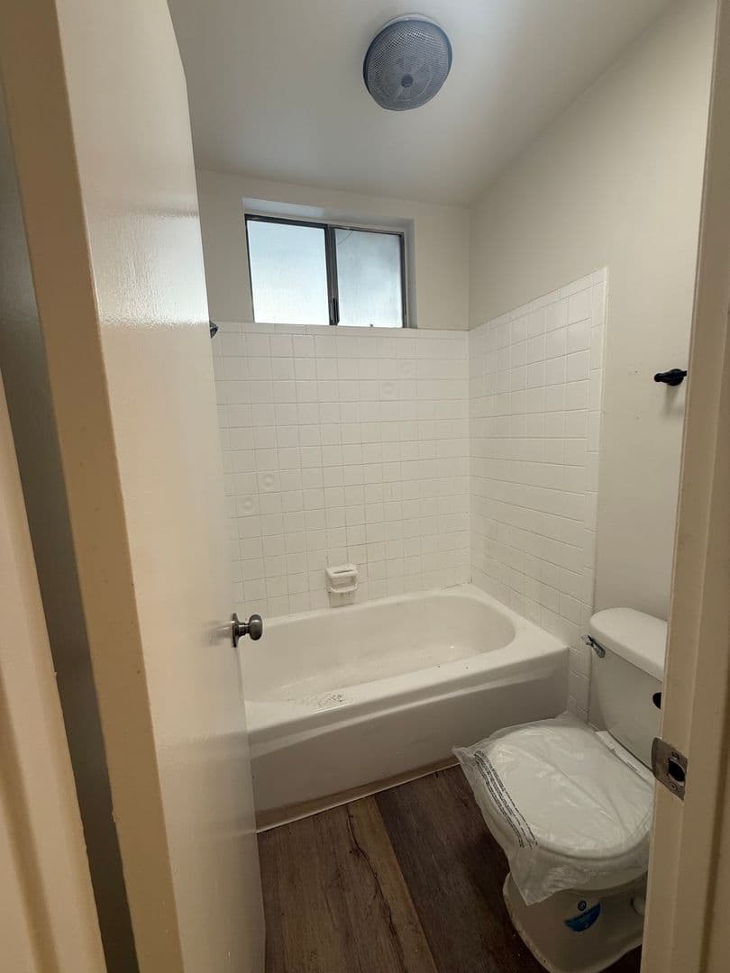 Los Angeles Apartment: 5832 Waring Ave