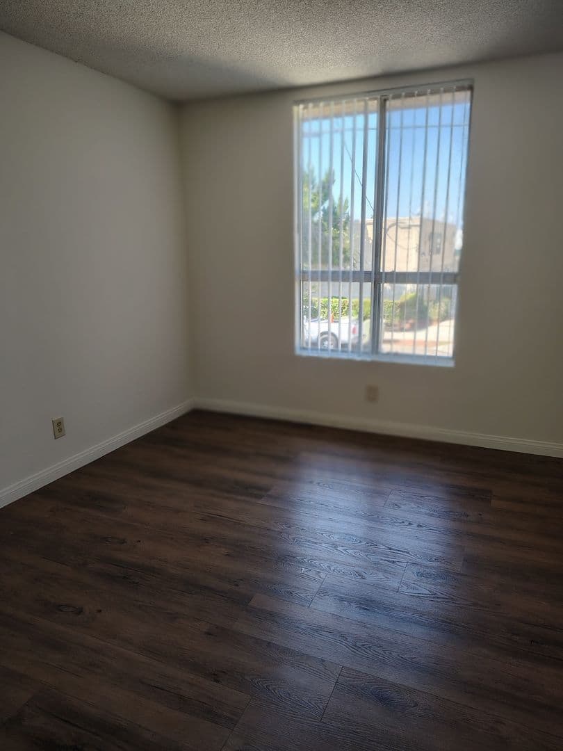 Reseda Apartment: 7521 & 7528 Canby Ave.