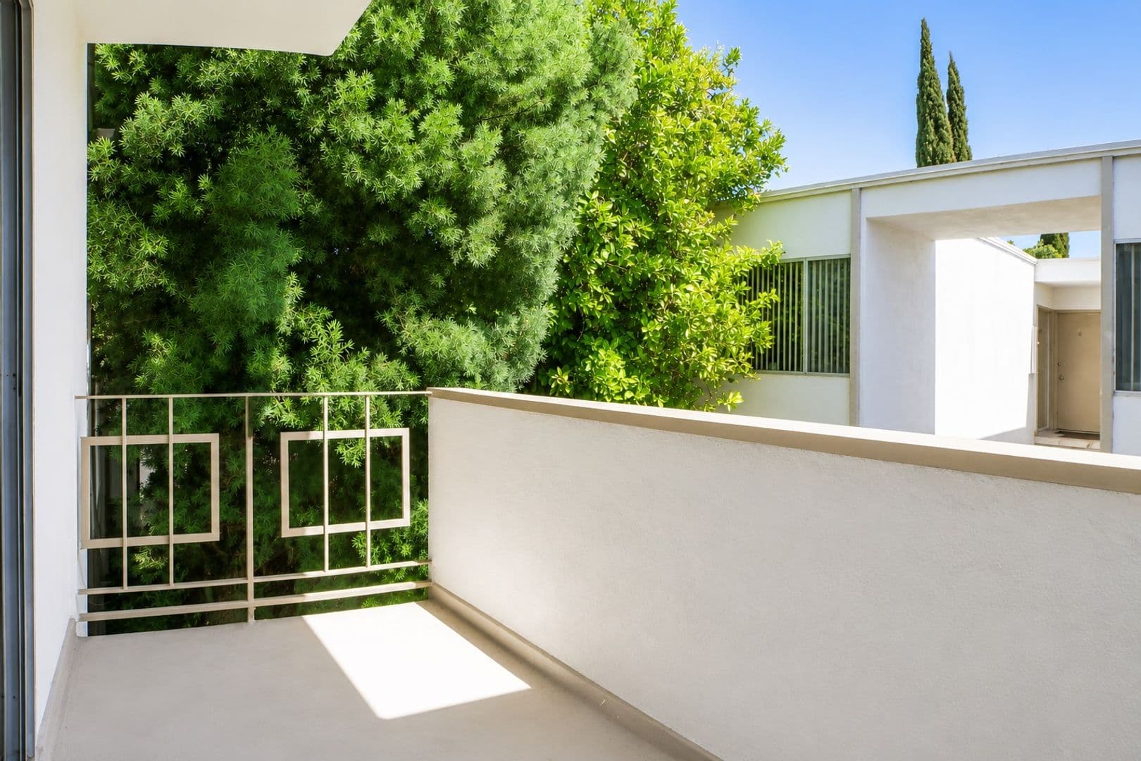 Northridge Apartment: 18100 Roscoe Blvd.