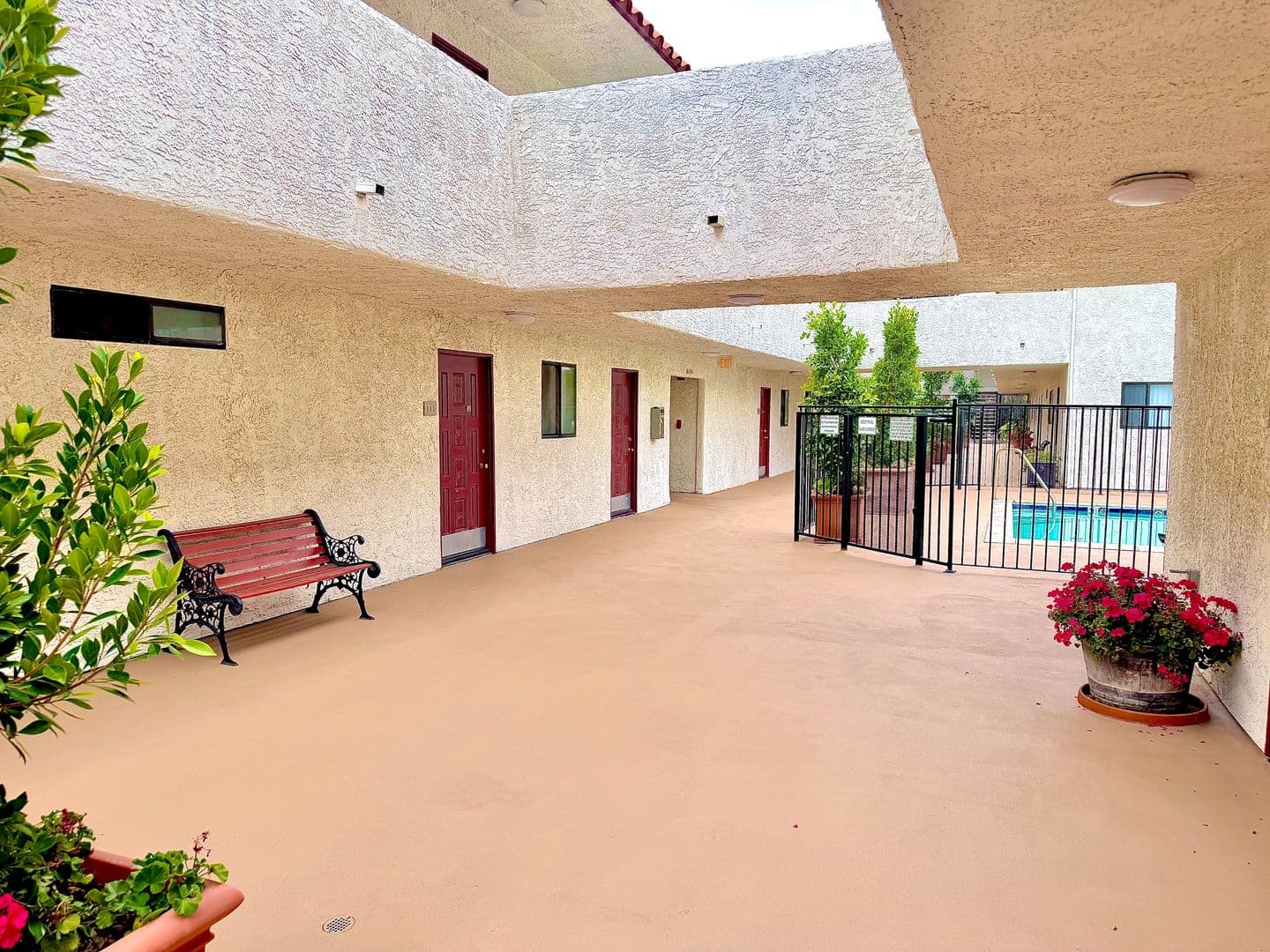 Sherman Oaks Apartment: 5637 Hazeltine Avenue