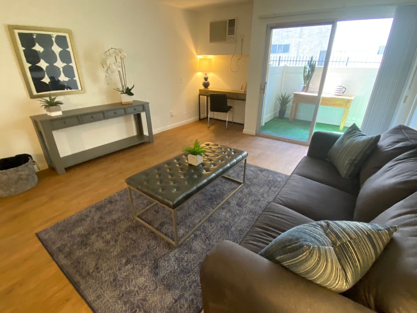 Tarzana Apartment: 18339-18347 Collins St