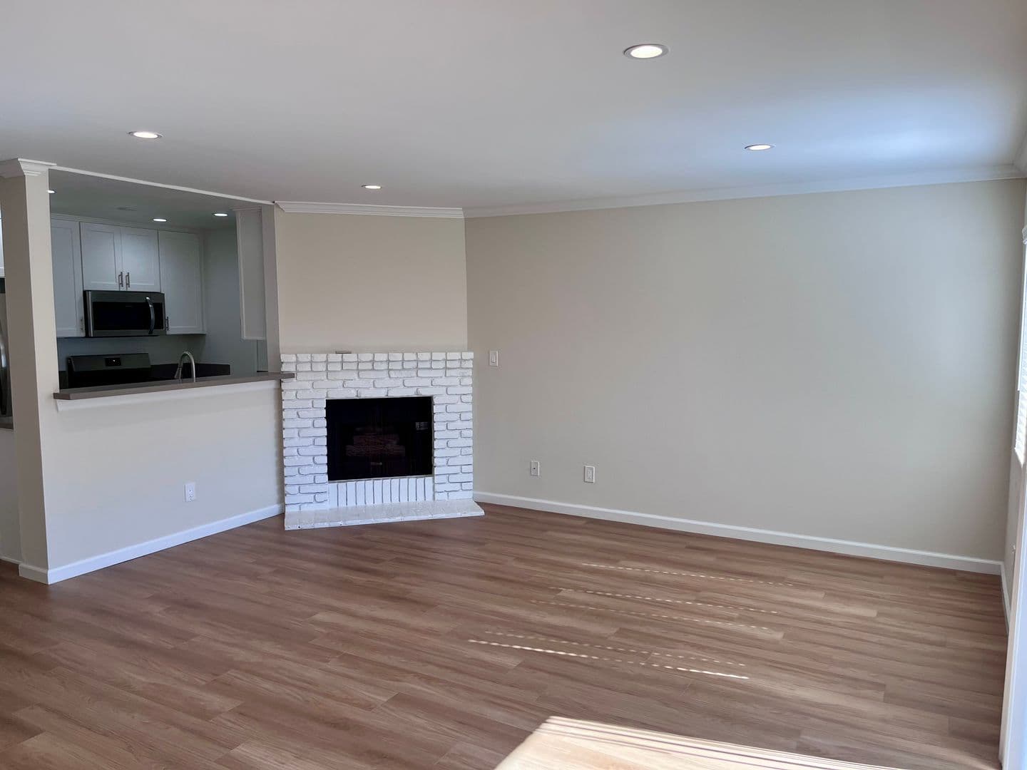 West Los Angeles Apartment: 2475 Corinth Avenue