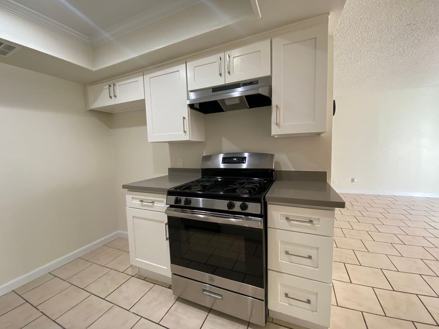 Tarzana Apartment: 5665 Reseda Blvd.