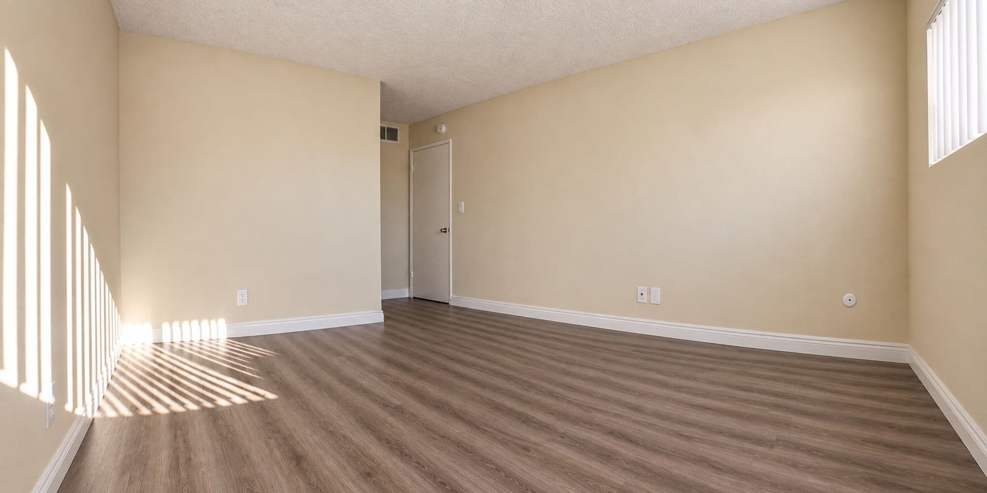Van Nuys Apartment: 17339 Vanowen Street