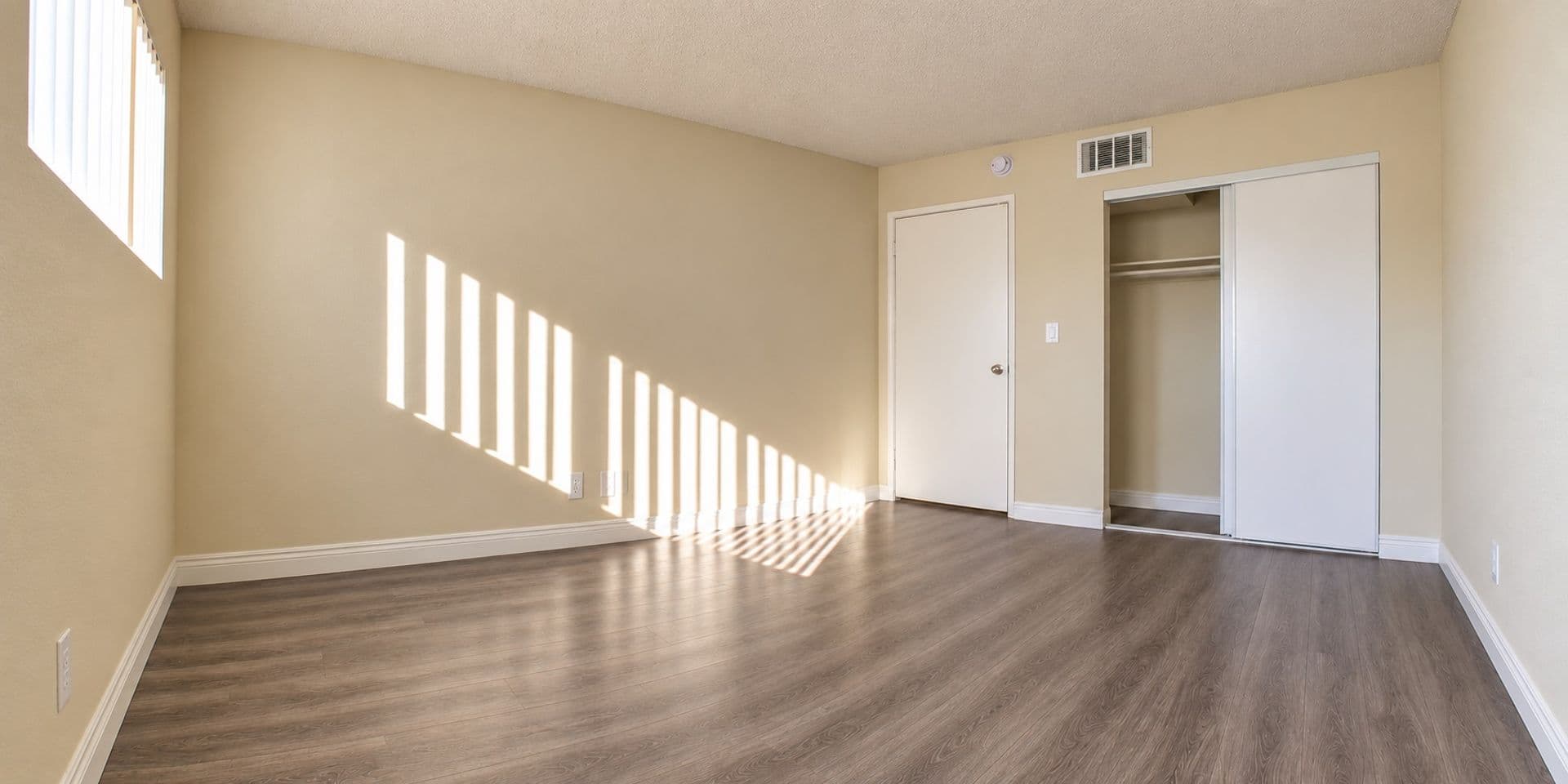 Van Nuys Apartment: 17339 Vanowen Street