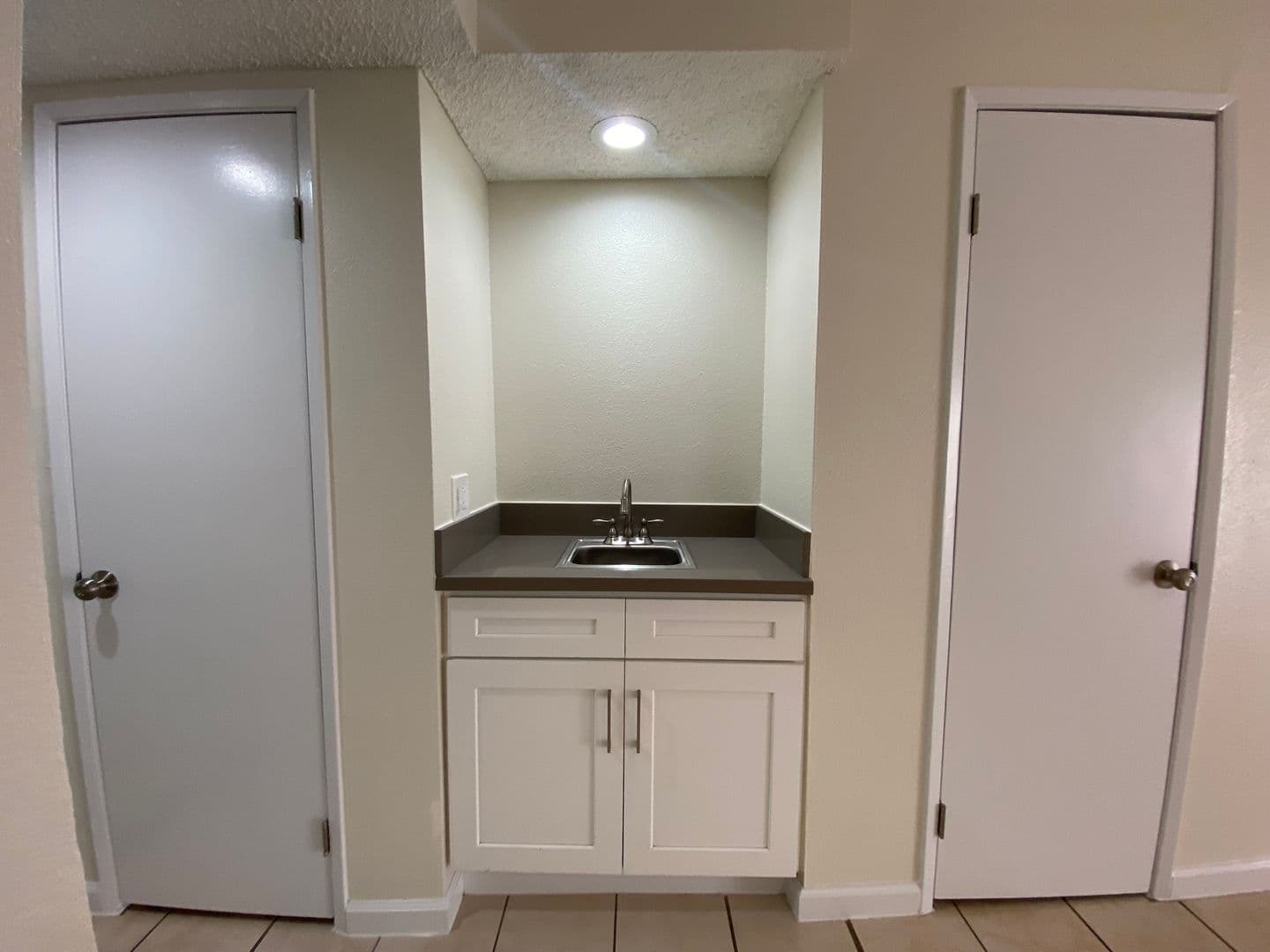Tarzana Apartment: 5665 Reseda Blvd.