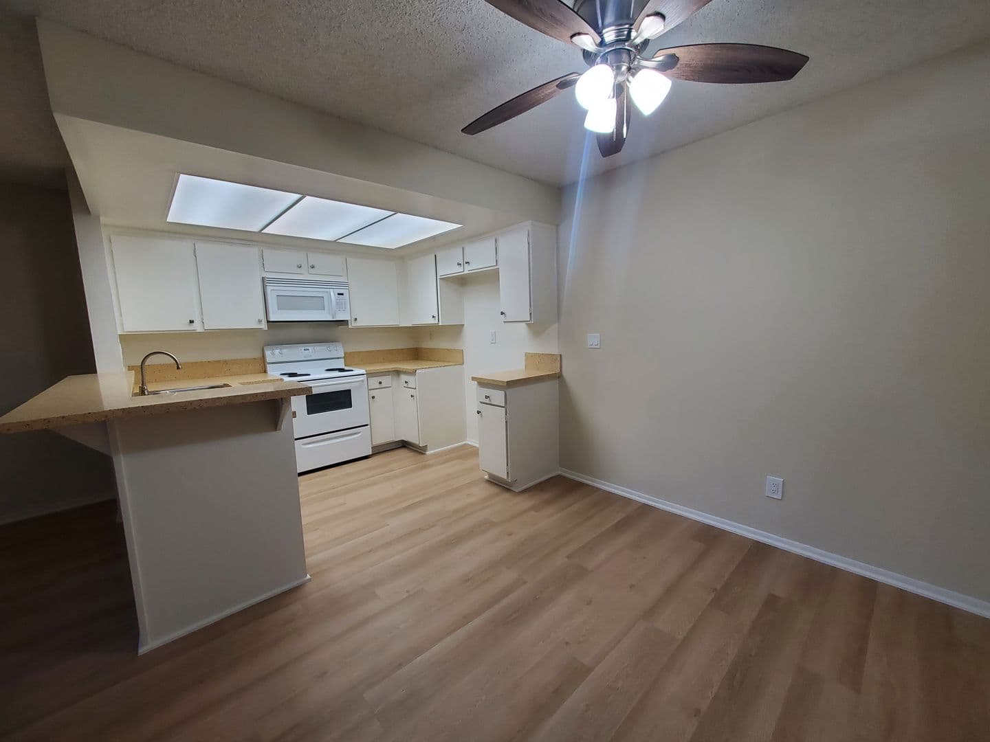 Valley Village Apartment: 12411 Magnolia Blvd