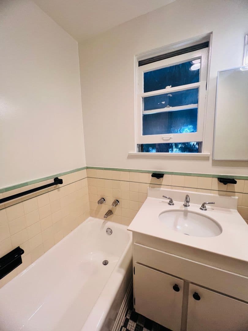 Los Angeles Apartment: 821 S. Wilton Place