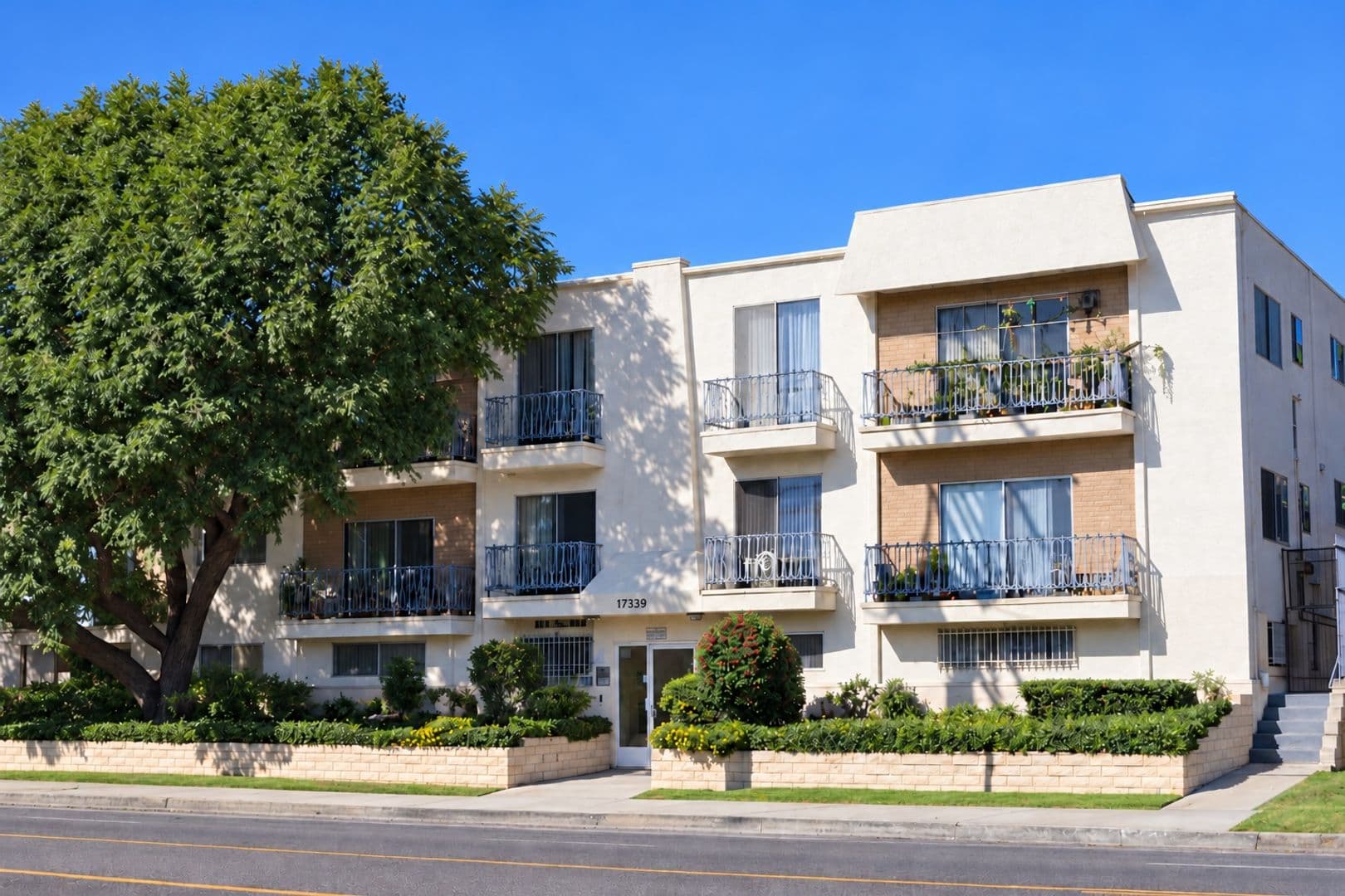 Van Nuys Apartment: 17339 Vanowen Street