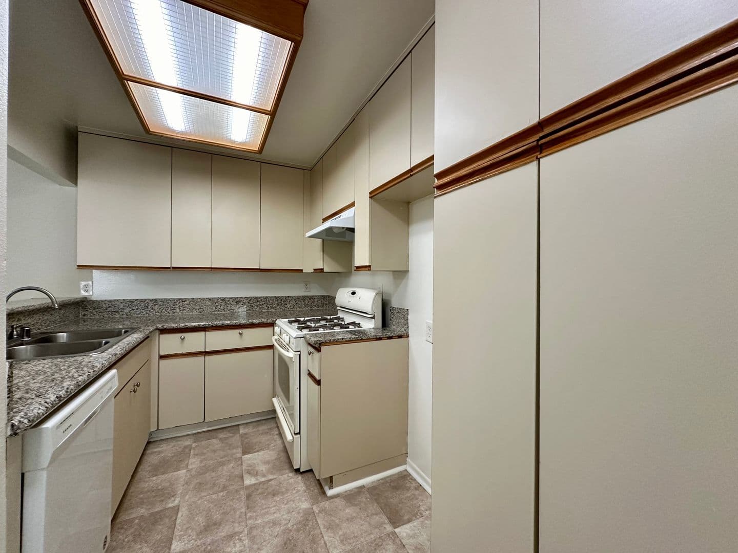North Hollywood Apartment: 10822 Otsego Street